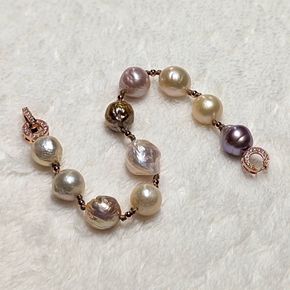 Vintage Faux Pearl Bracelet with Rose Gold Accents - Picture 5 of 9